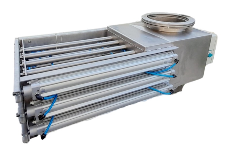 Pneumatic self-cleaning magnetic drawer separator